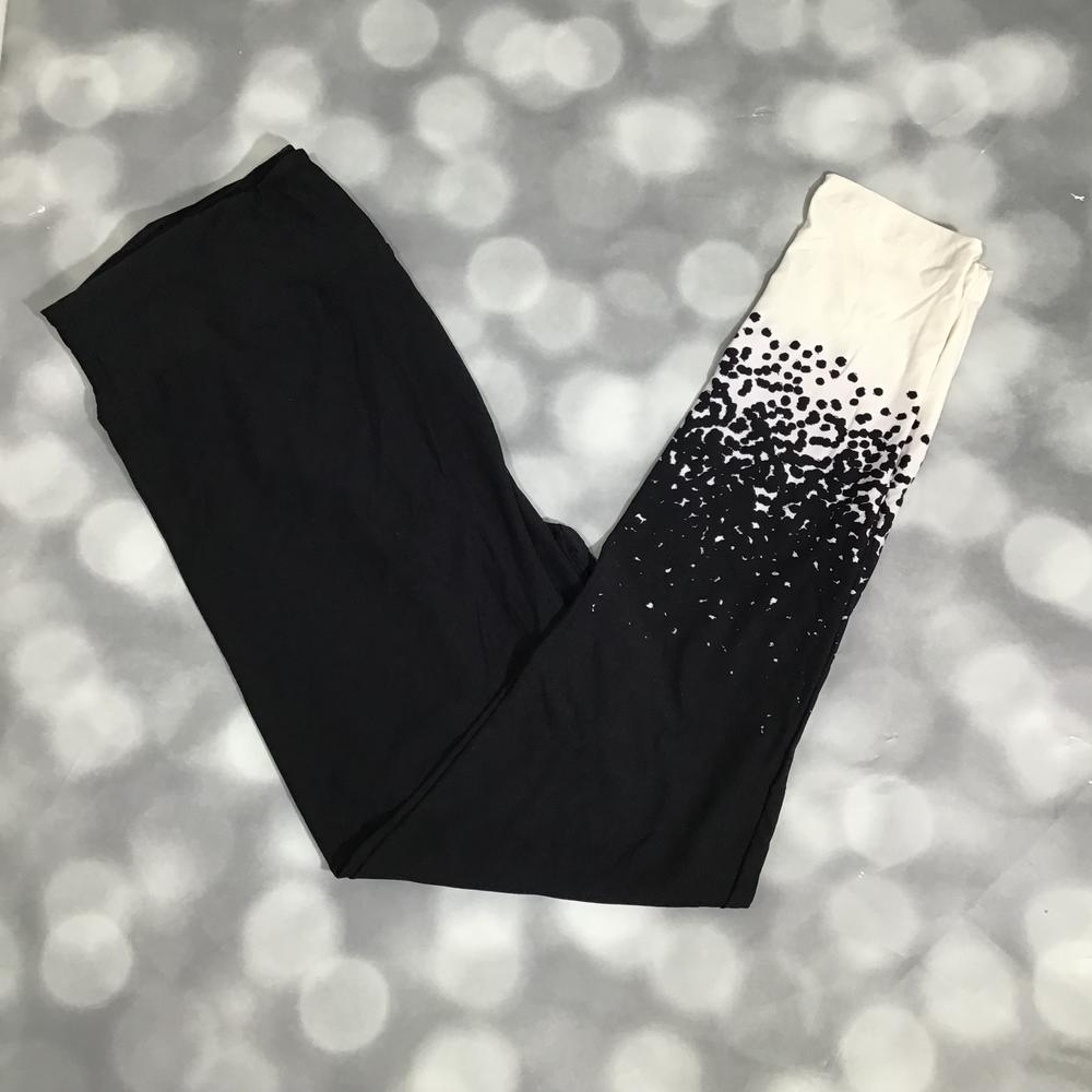 Black leggings with a gradient pattern on a blurred background