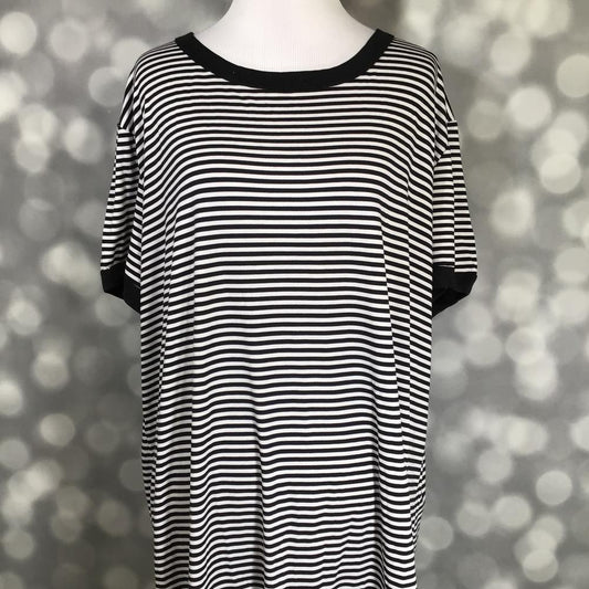Front view of LuLaRoe Liv T on mannequin featuring black and white narrow horizontal stripes with black contrast collar and cuffs against a blurred background